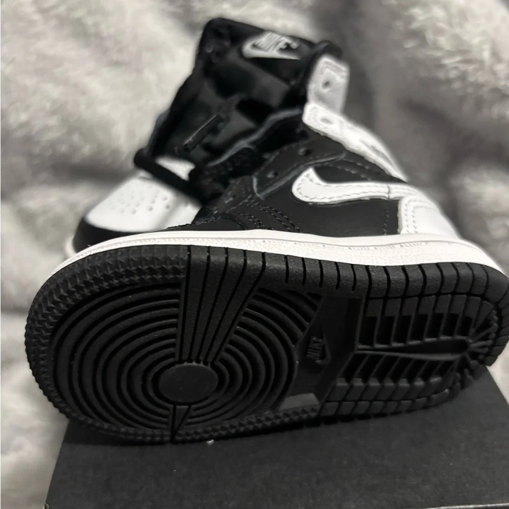 Nike Toddlers Black and White Jordan 1 Retro High OG - Picture 5 of 6